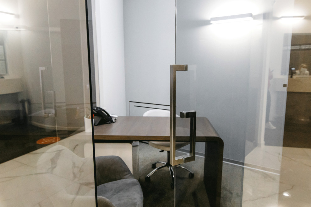 Стеклянные ограждения с тонировкой для создания приватной обстановки в кабинетах