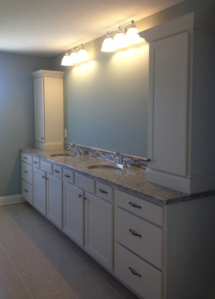 Kitchen - transitional kitchen idea in Columbus