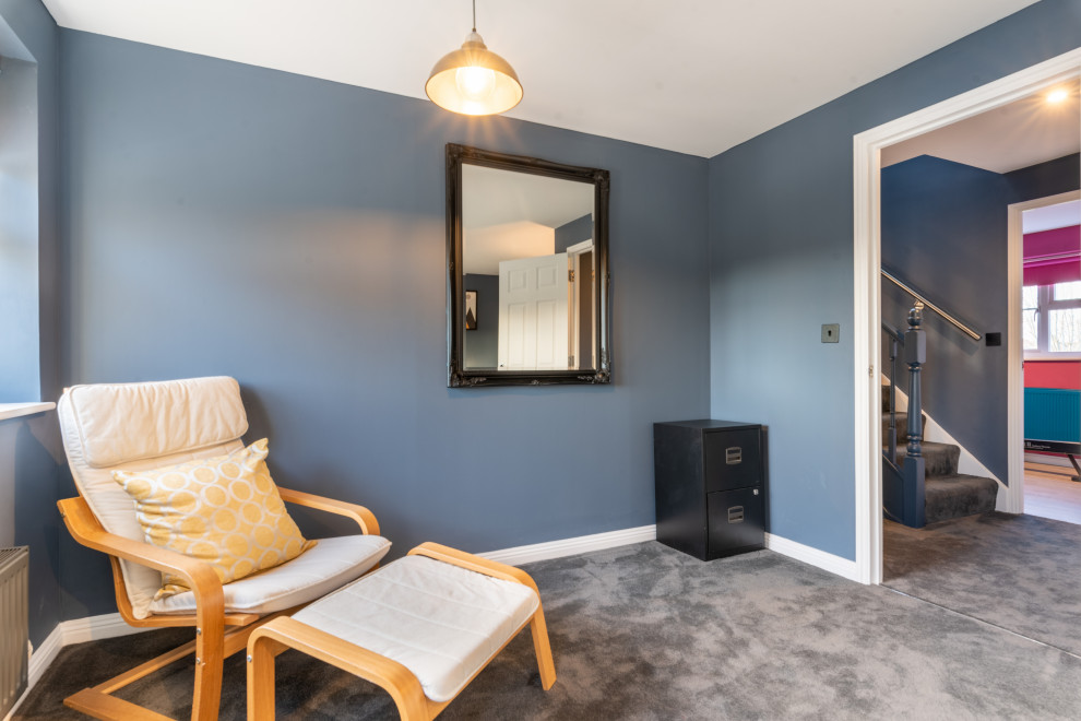 Exemple d'une chambre grise et jaune tendance de taille moyenne avec un mur bleu et un sol gris.