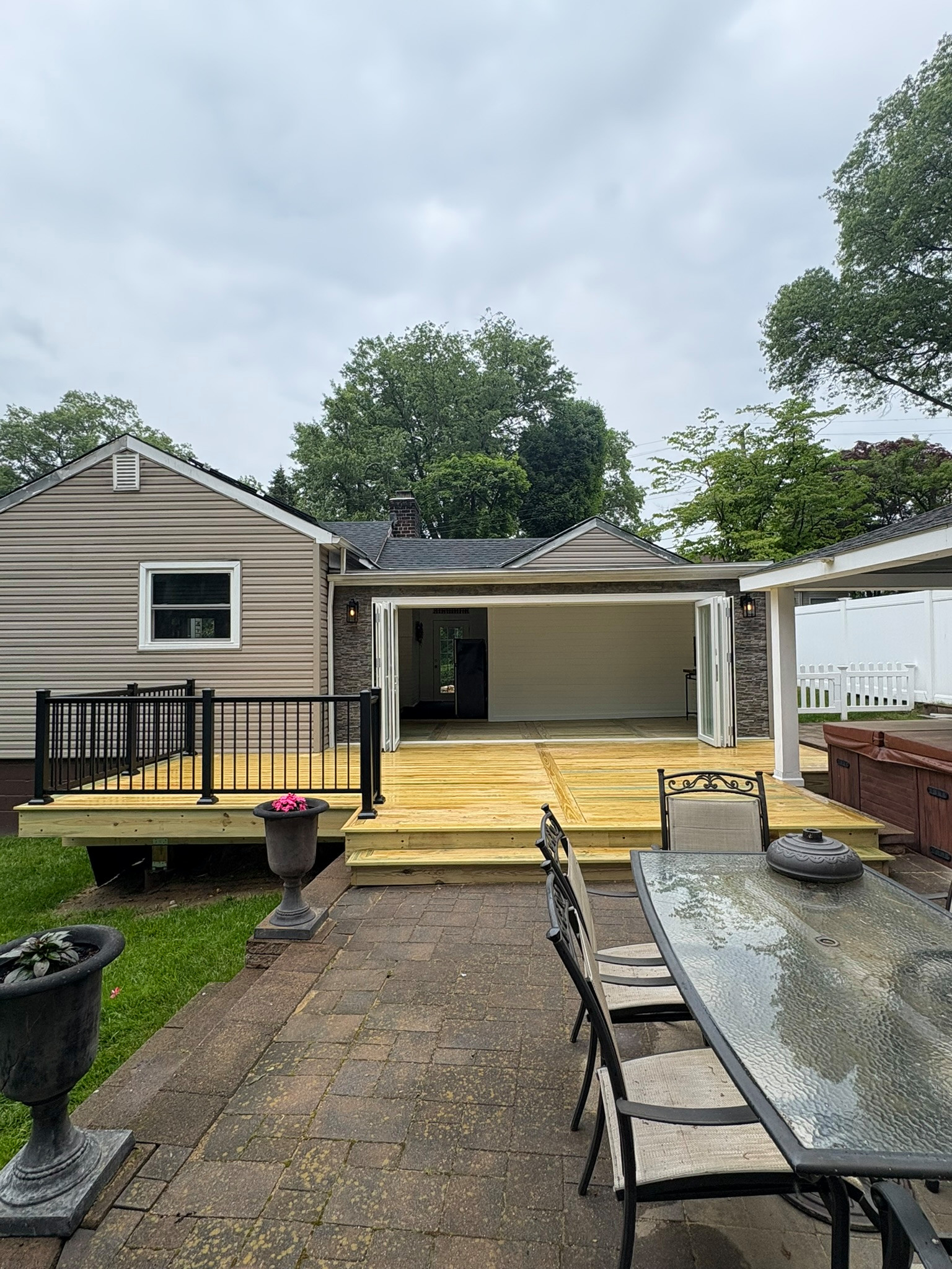 3 Seasons Room and Deck