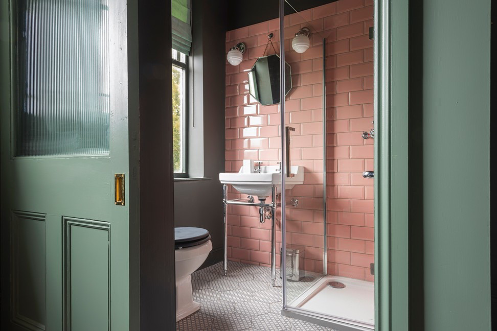 Kleines Klassisches Badezimmer En Suite mit rosa Fliesen, Porzellanfliesen, Keramikboden, Einzelwaschbecken und freistehendem Waschtisch in Sonstige