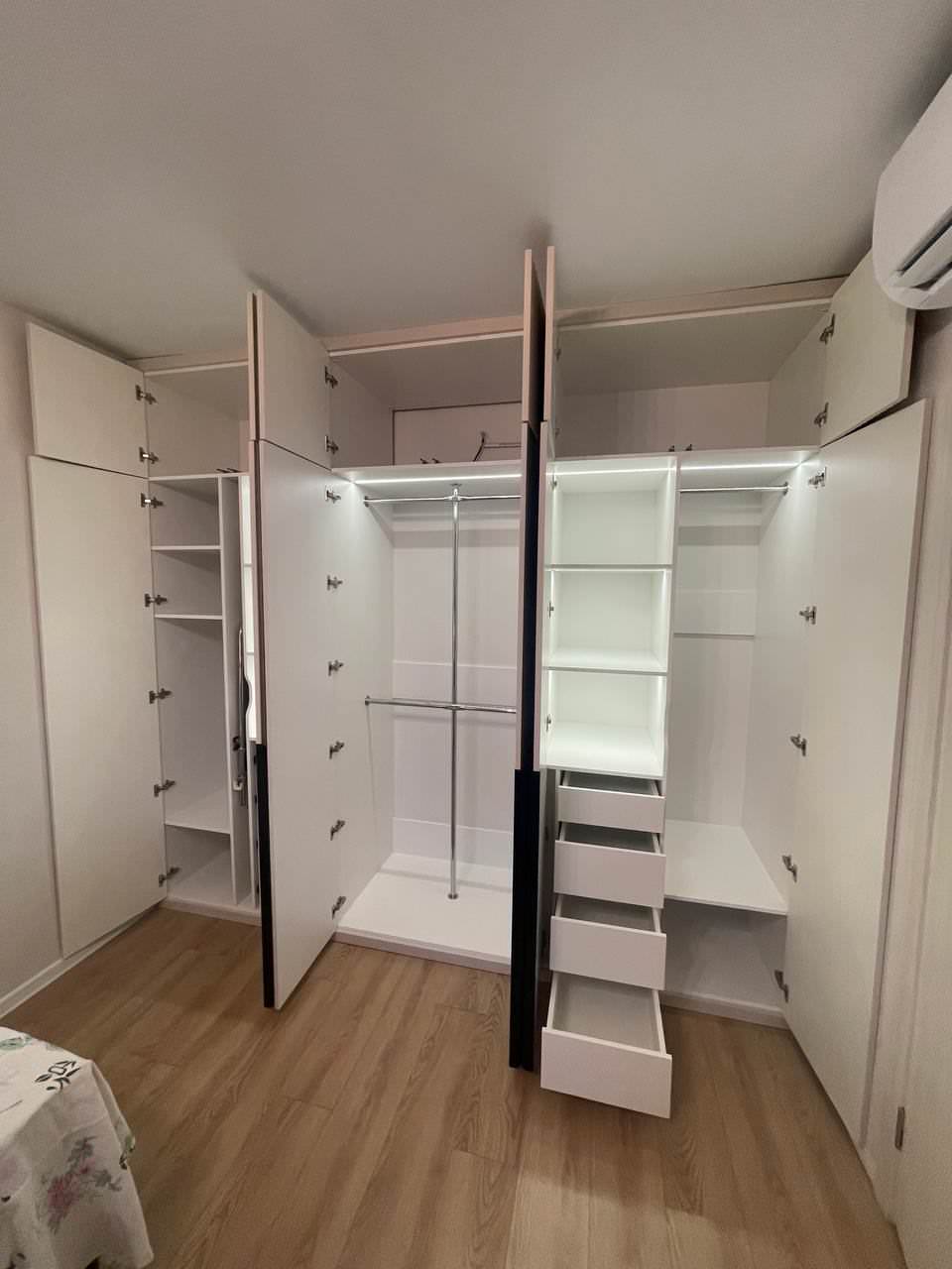 Встроенные распашные шкафы