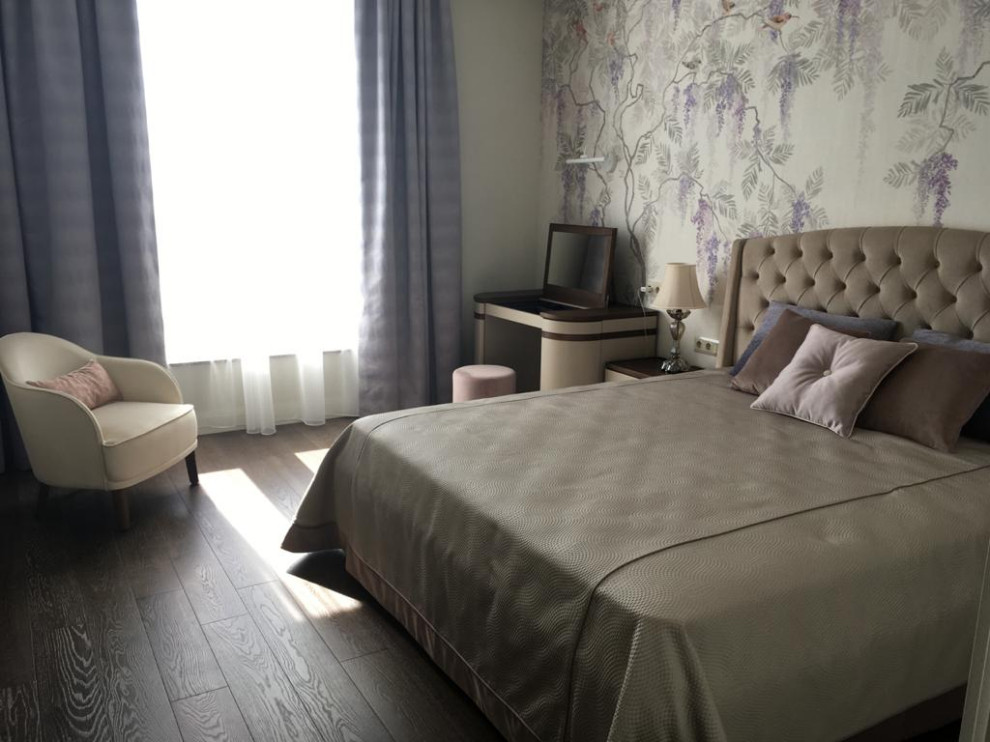 На фото: хозяйская, серо-белая спальня среднего размера в современном стиле с серыми стенами, темным паркетным полом, черным полом, кессонным потолком, обоями на стенах и рабочим местом