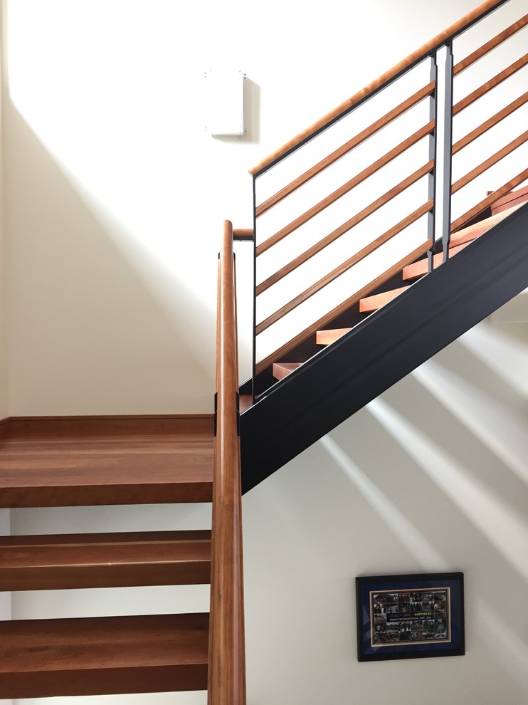 Large midcentury wood l-shaped staircase in Tampa with open risers.