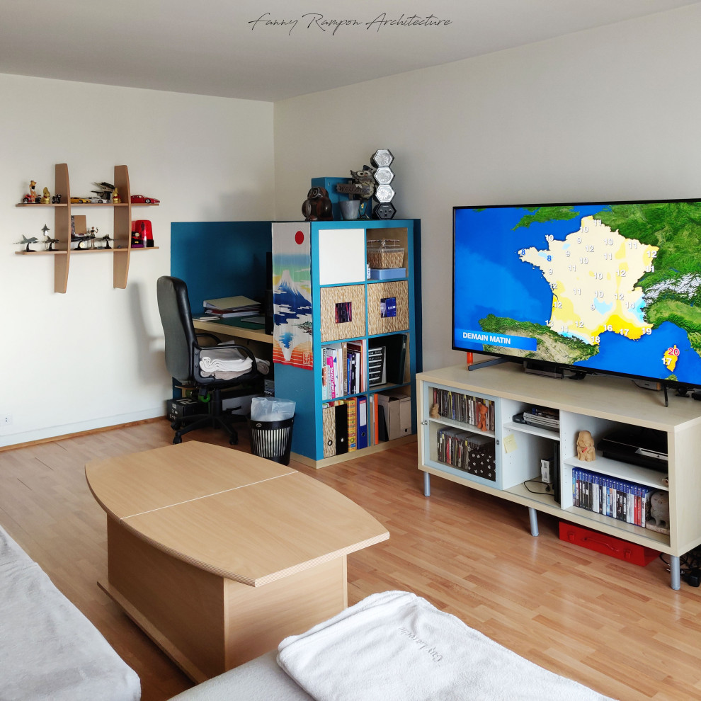 Modelo de salón cerrado y blanco y madera contemporáneo pequeño con paredes azules, suelo de madera clara y televisor colgado en la pared