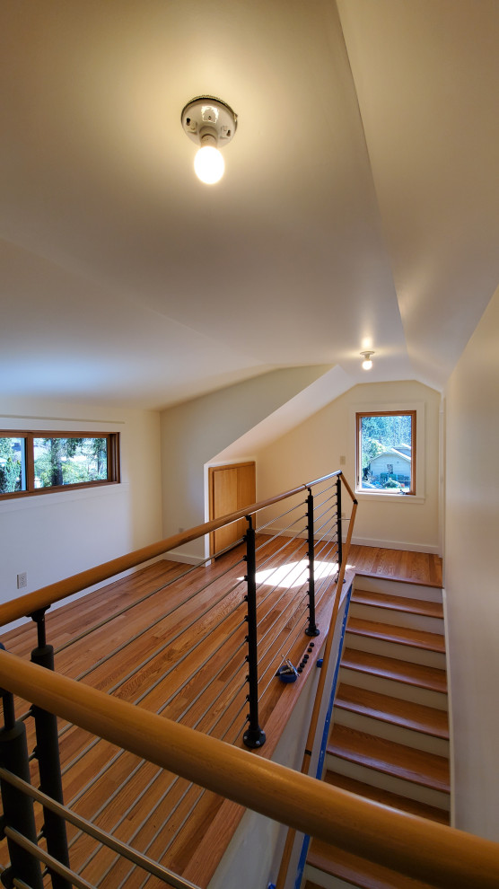 Идея дизайна: прямая лестница среднего размера в стиле кантри с деревянными ступенями, крашенными деревянными подступенками и перилами из смешанных материалов