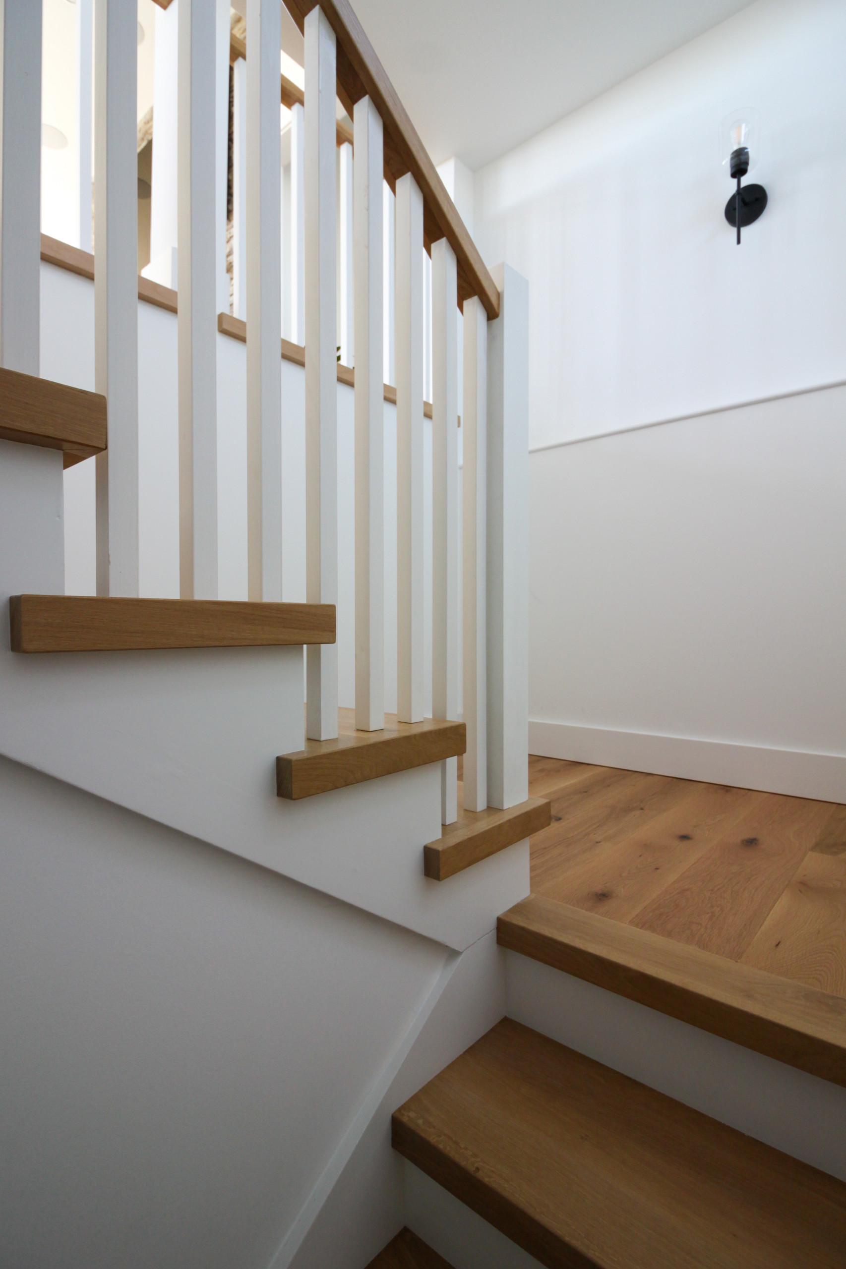 91_U-Shaped Floating Staircase Surrounded by Bucolic Mountain Views, Winchester,