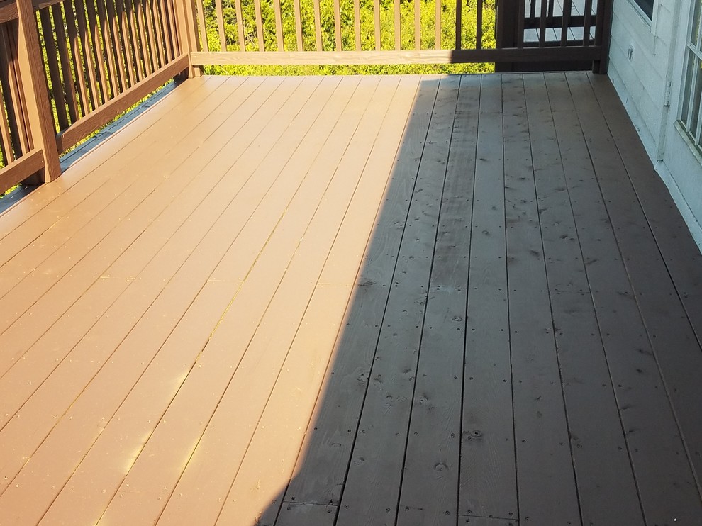 Example of a mid-sized transitional backyard deck design in Austin with no cover
