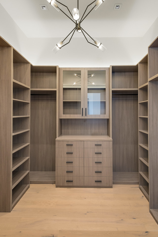 Inspiration for a contemporary closet remodel in Los Angeles