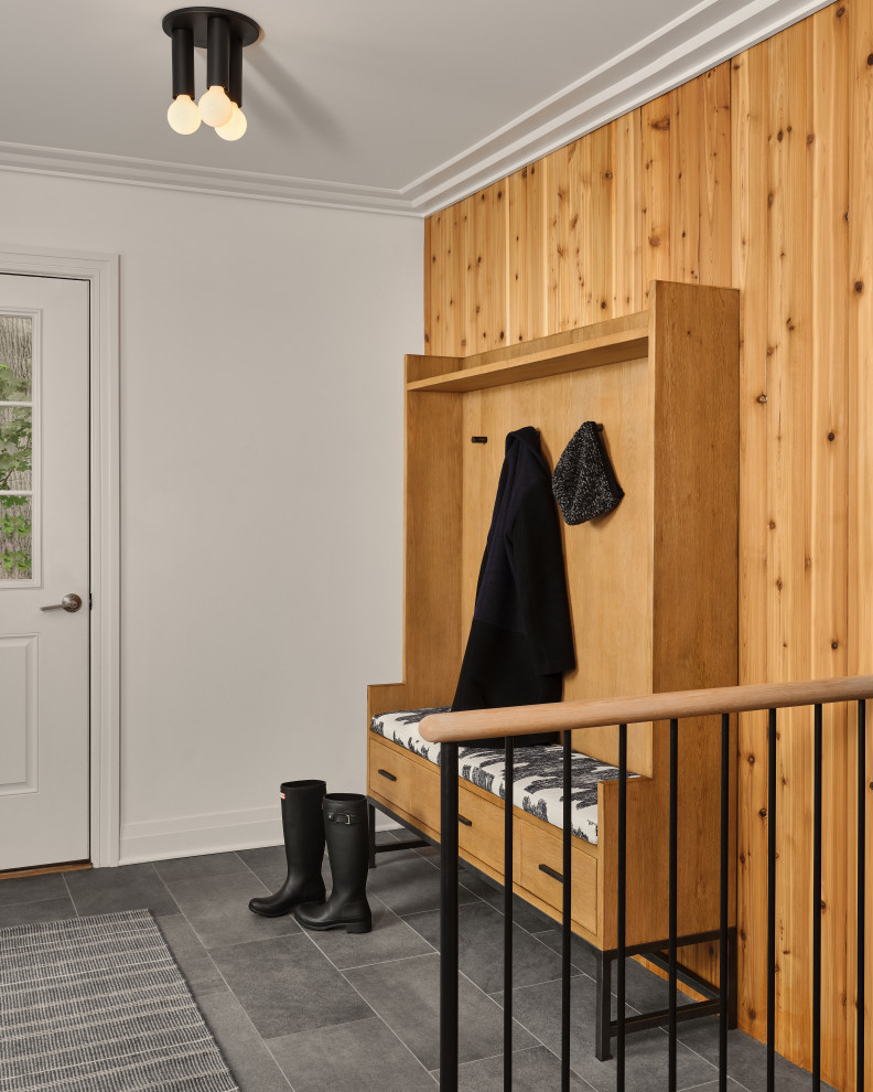 Cette image montre une entrée traditionnelle en bois de taille moyenne avec un vestiaire, un mur blanc, une porte simple et une porte en verre.