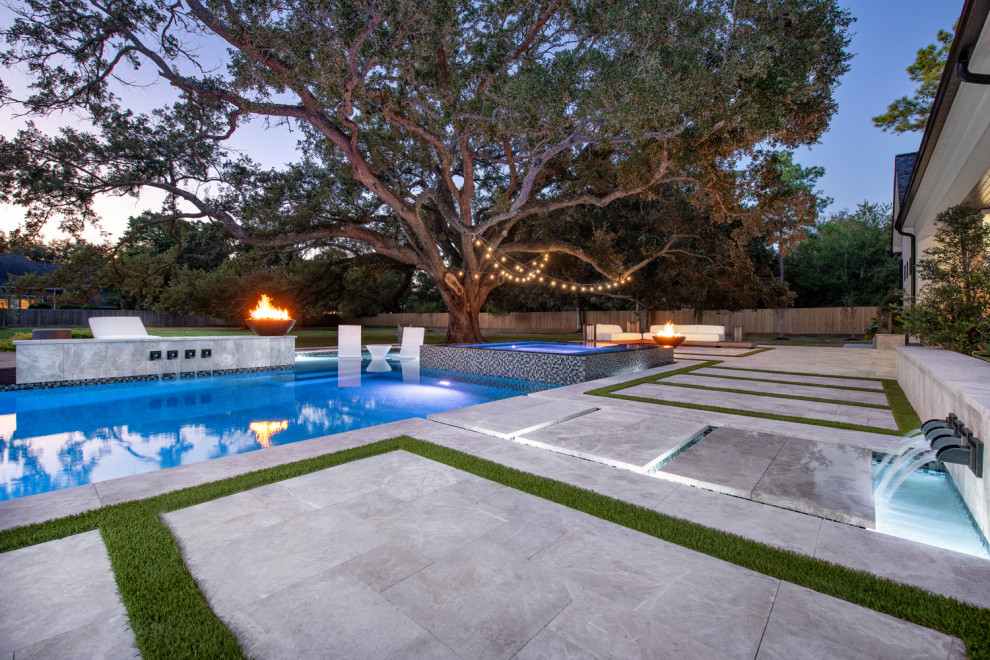 На фото: большой прямоугольный бассейн на заднем дворе в стиле шебби-шик с покрытием из каменной брусчатки с