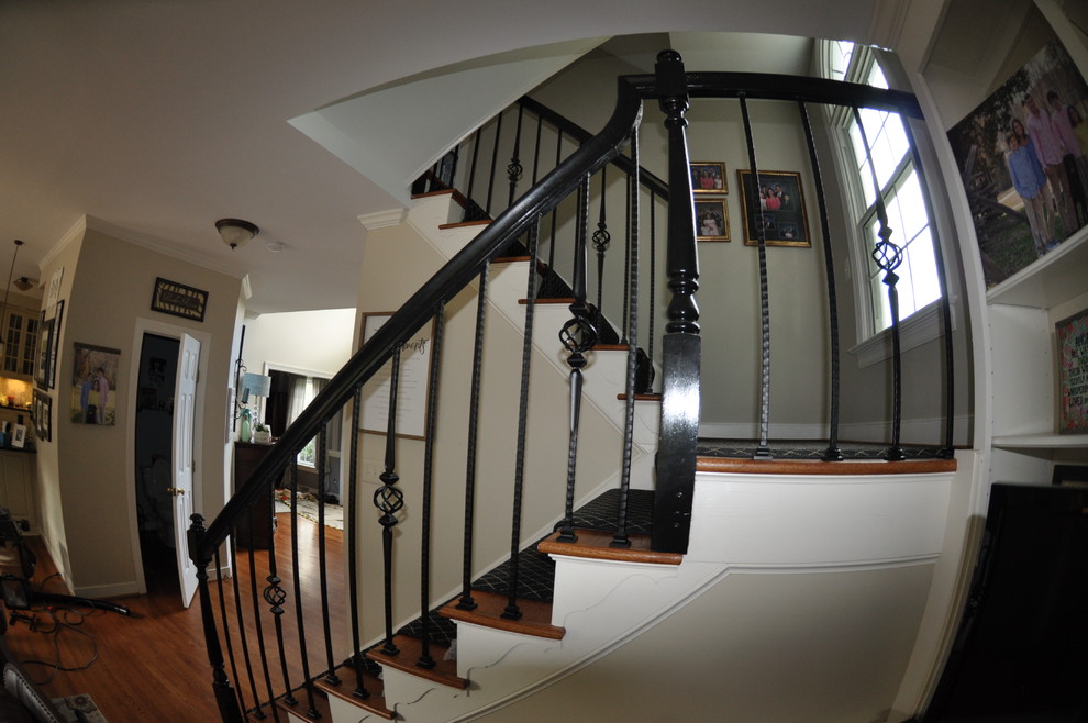 Example of an eclectic staircase design in Richmond