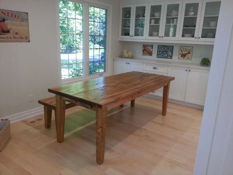 Inspiration for a rustic home design remodel in Toronto