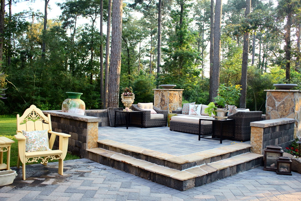 Example of a mountain style home design design in Houston