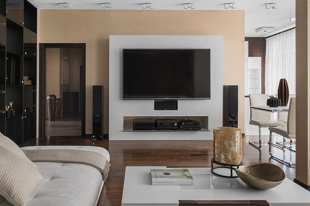 Современная квартира в Санкт-Петербурге с видом на озеро.