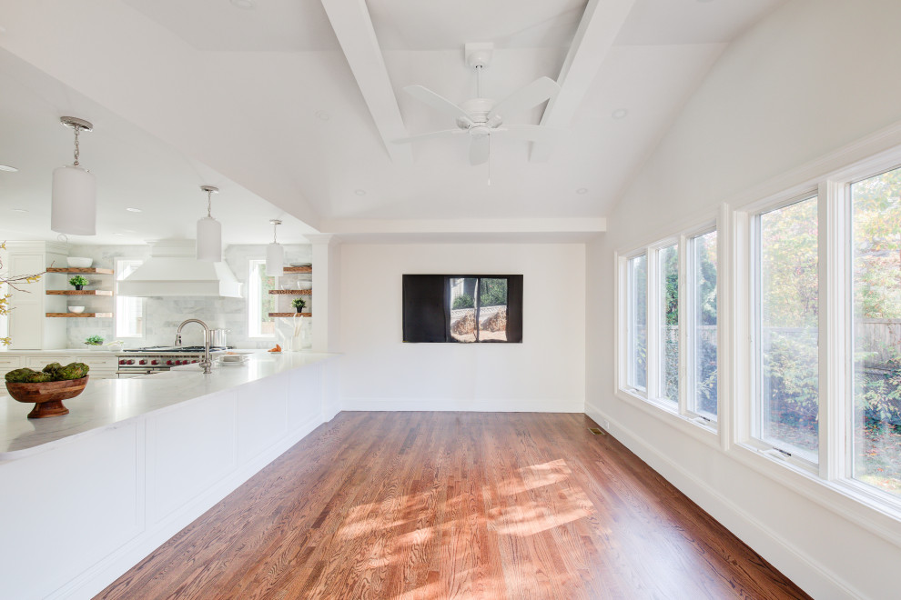 Example of a mid-sized transitional u-shaped medium tone wood floor and brown floor open concept kitchen design with a farmhouse sink, recessed-panel cabinets, white cabinets, quartz countertops, multicolored backsplash, marble backsplash, stainless steel appliances, a peninsula and white countertops
