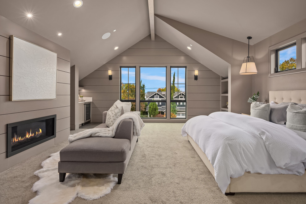 Geräumiges Landhaus Hauptschlafzimmer mit grauer Wandfarbe, Teppichboden, Kamin, Kaminumrandung aus Holzdielen, grauem Boden, gewölbter Decke und Holzdielenwänden in Seattle