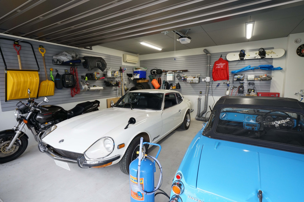 This is an example of a mid-sized modern attached two-car workshop in Sapporo.