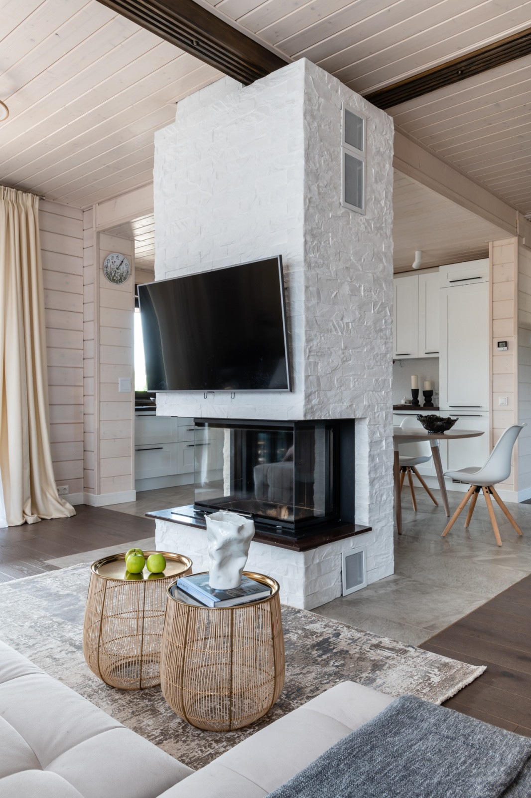 Гостиная-кухня. Вид на камин