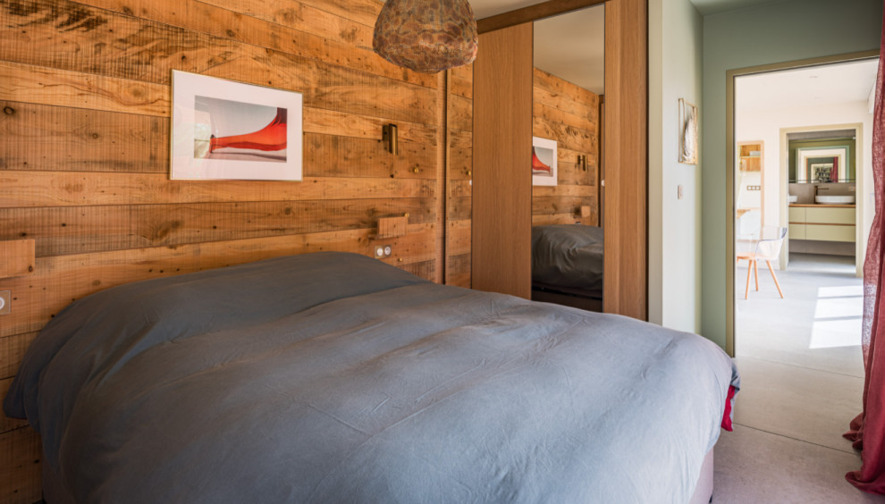 Diseño de dormitorio principal marinero pequeño con suelo de baldosas de cerámica, suelo gris y madera