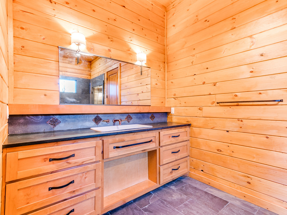 Imagen de cuarto de baño único rústico con armarios estilo shaker, ducha a ras de suelo, sanitario de una pieza, suelo de pizarra, lavabo encastrado, encimera de esteatita, ducha abierta, cuarto de baño y madera