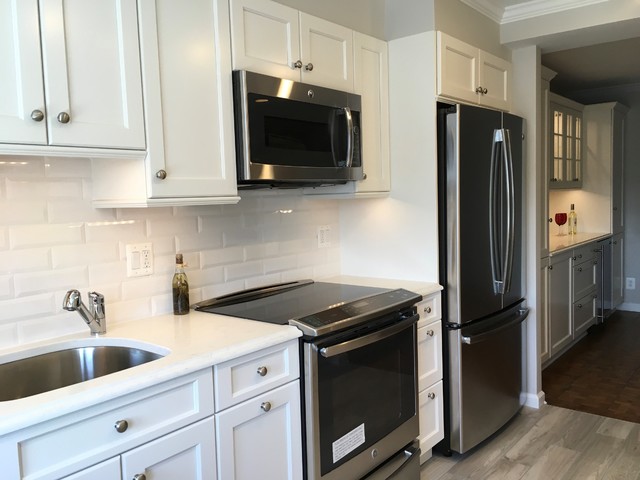 Transitional Kitchen Condo contemporaneo-cucina
