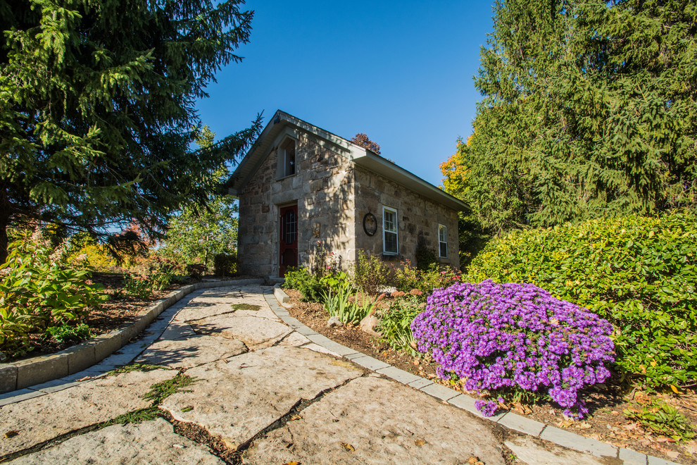 Mountain style home design photo in Toronto