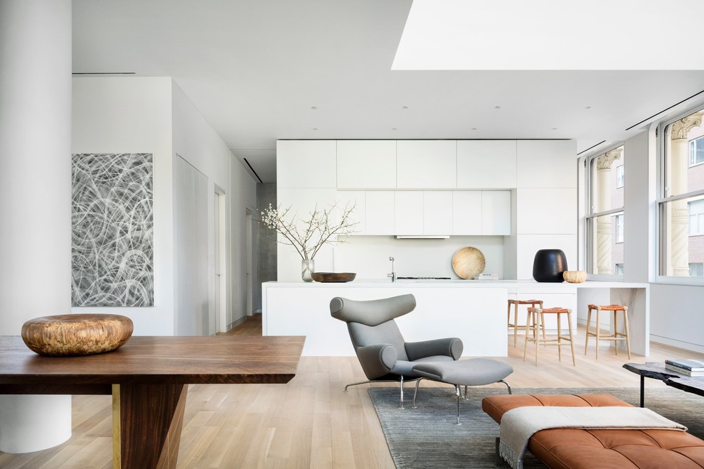 Inspiration for a modern living room in New York with light hardwood floors and white floor.