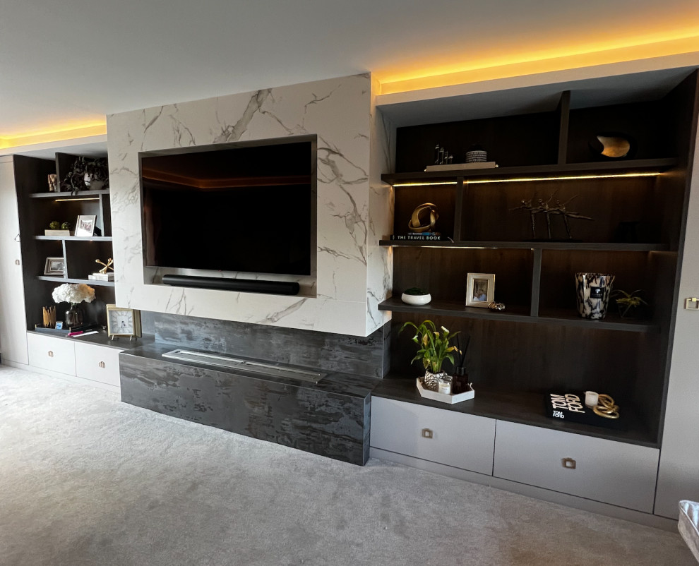 Modernes Wohnzimmer mit Teppichboden, TV-Wand und eingelassener Decke in Sonstige