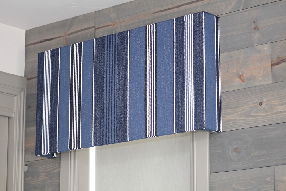 Example of a transitional home design design in Denver