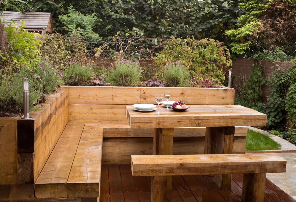 Пример оригинального дизайна: участок и сад на заднем дворе в стиле модернизм с с деревянным забором