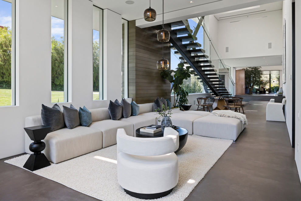 Mittelgroßes, Fernseherloses Modernes Wohnzimmer ohne Kamin, im Loft-Stil mit weißer Wandfarbe in Los Angeles