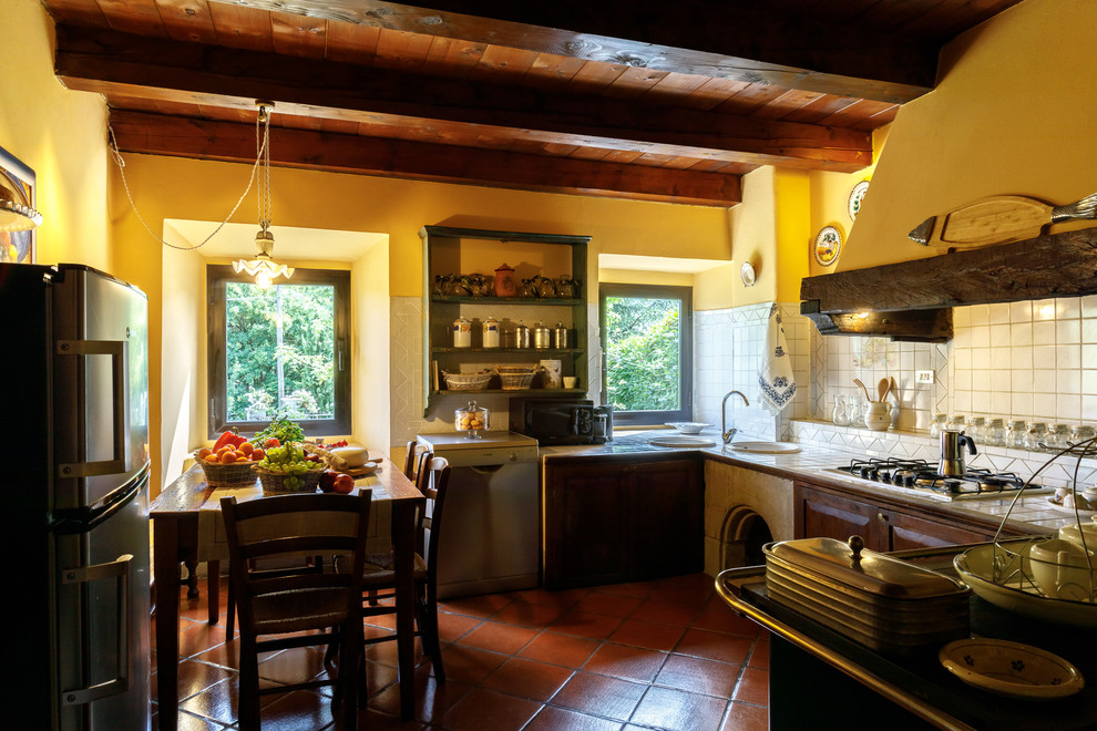 Farmhouse home design photo in Bologna