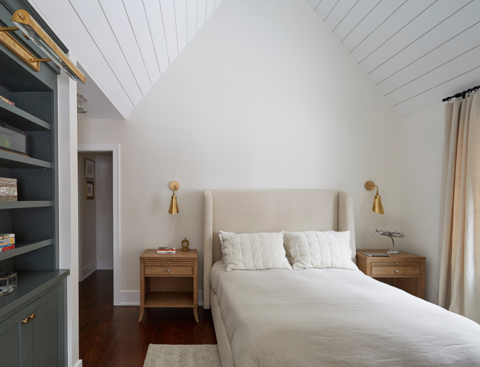 Immagine di una camera matrimoniale country di medie dimensioni con pareti bianche, pavimento in legno massello medio, pavimento marrone e soffitto in perlinato