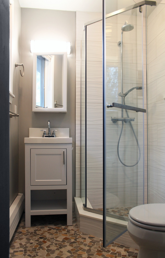 Exempel på ett litet modernt vit vitt badrum, med luckor med glaspanel, vita skåp, en hörndusch, grå kakel, keramikplattor, mosaikgolv, bänkskiva i kvarts, grått golv och dusch med gångjärnsdörr