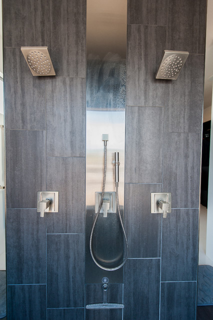 Tuscan Hills modern-badezimmer