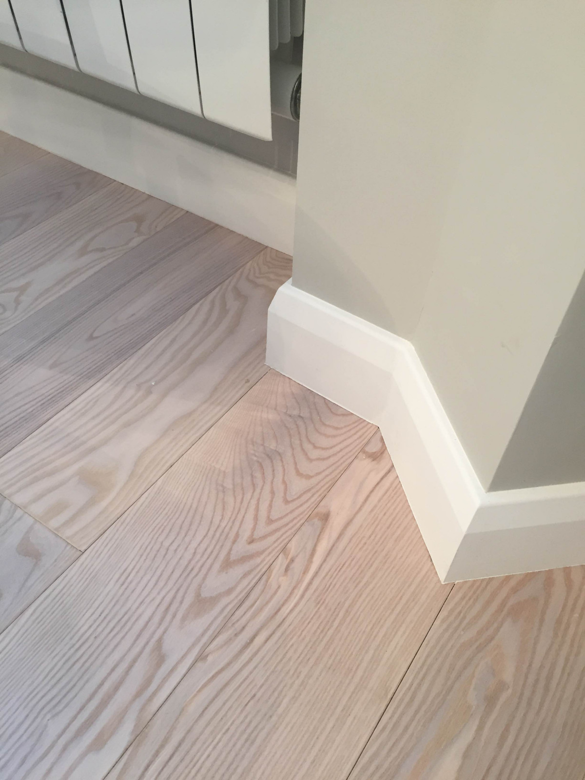 Примыкание плинтуса к напольному покрытию