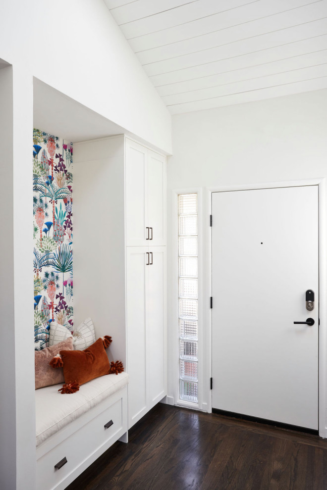 Foto di una piccola porta d'ingresso moderna con pareti marroni, pavimento in legno massello medio, una porta singola, una porta bianca, soffitto a volta e carta da parati