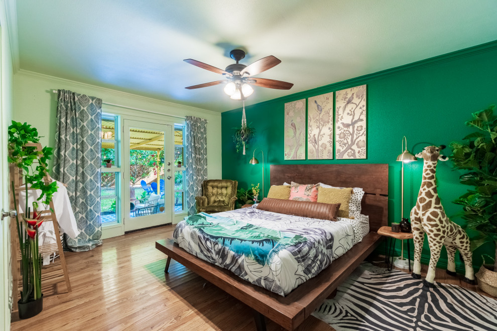 Mittelgroßes Stilmix Gästezimmer mit grüner Wandfarbe, braunem Holzboden und braunem Boden in Dallas
