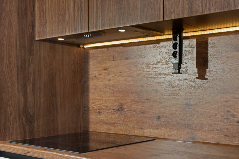 Diseño de cocina comedor lineal contemporánea con armarios con paneles lisos, puertas de armario blancas y una isla