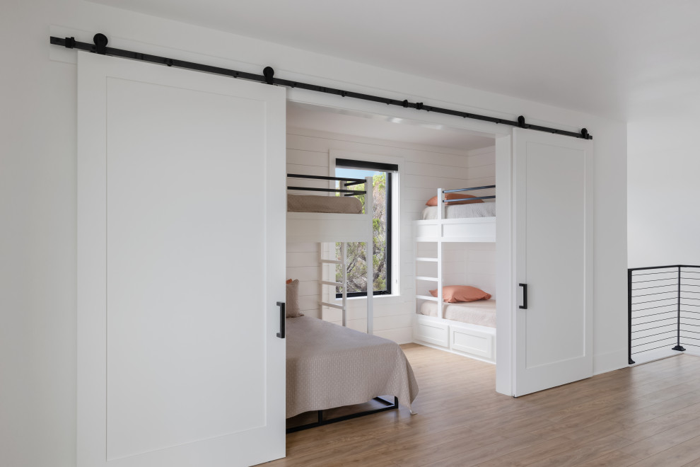 Imagen de dormitorio infantil nórdico con paredes blancas, suelo de madera clara y suelo gris