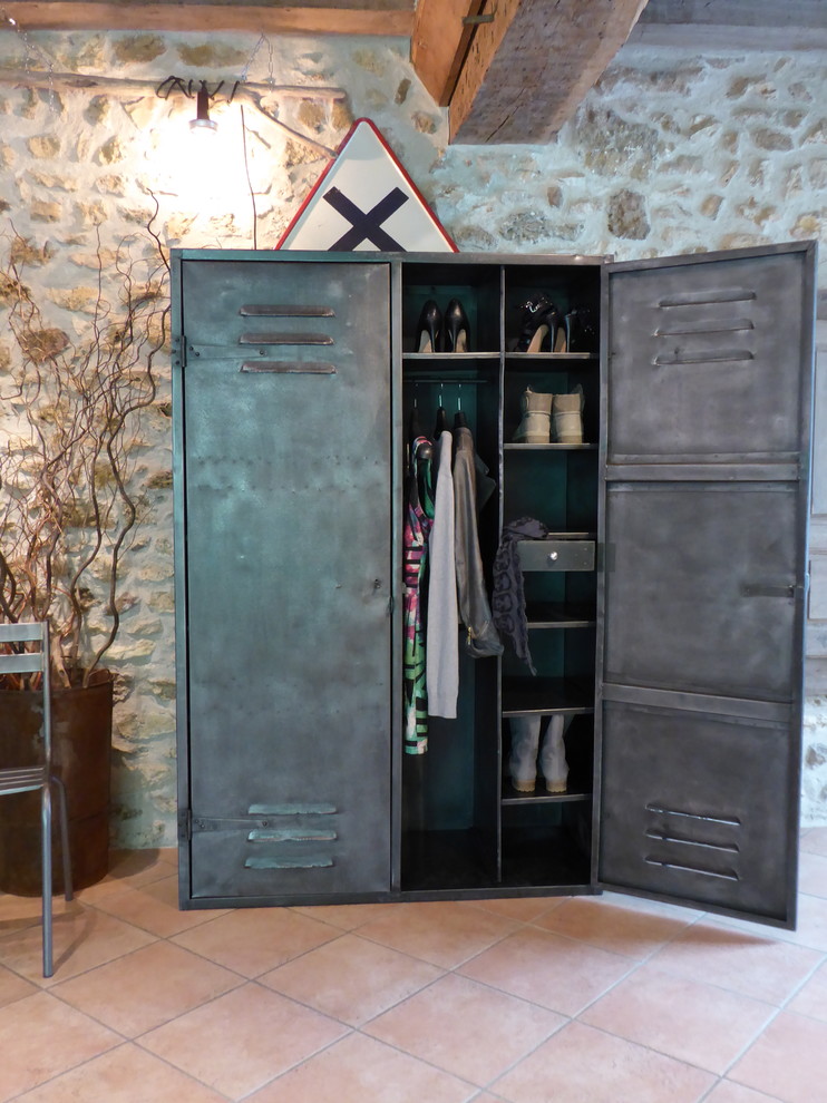 Aménagement d'un dressing et rangement industriel.