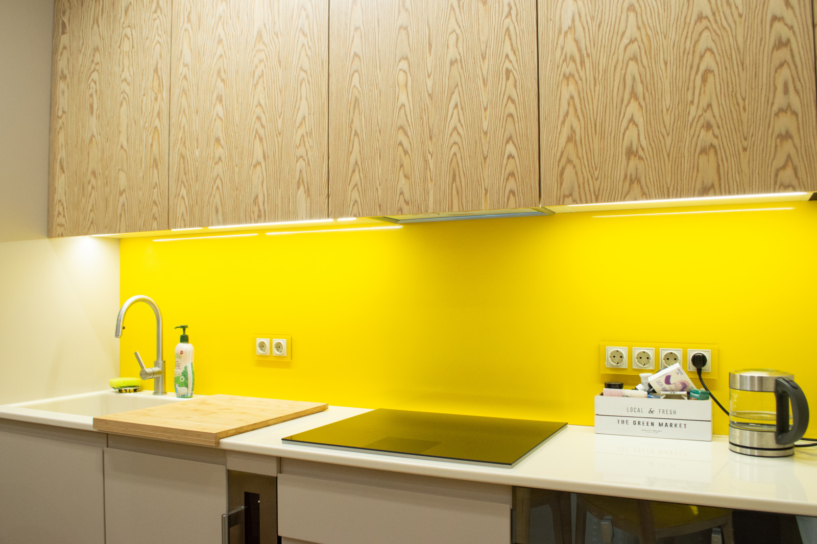 Яркая современная кухня