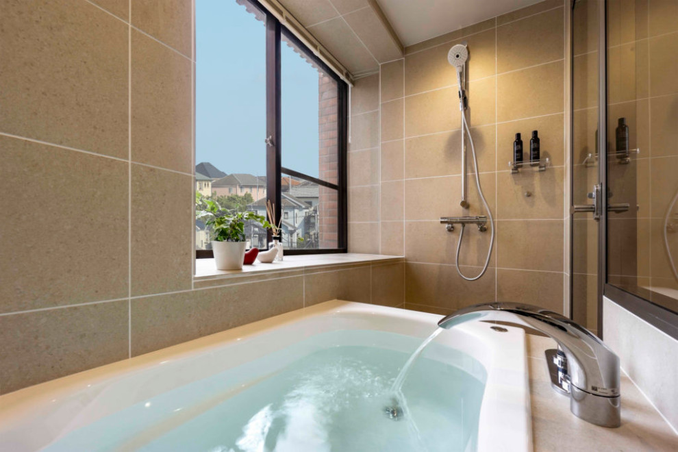 Modelo de cuarto de baño único y a medida minimalista con bañera encastrada, baldosas y/o azulejos beige, paredes beige, lavabo bajoencimera, suelo beige y bandeja