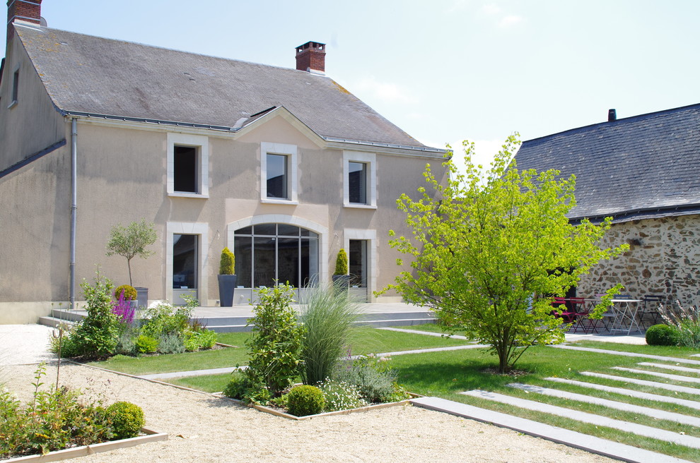 Photo of a large contemporary backyard full sun garden for summer in Angers with a garden path and gravel.