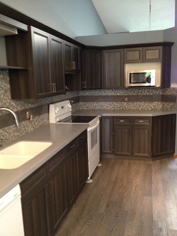 Kitchen - transitional kitchen idea in Calgary