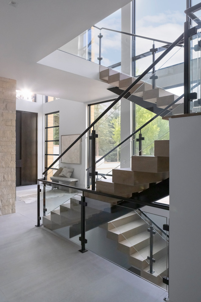 Idéer för en mycket stor modern flytande trappa i trä, med sättsteg i trä och räcke i glas