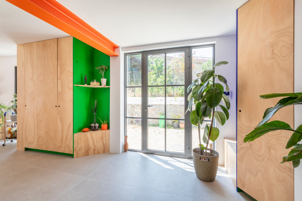 Cette photo montre une porte d'entrée éclectique de taille moyenne avec un mur blanc, un sol en carrelage de céramique, une porte en verre et un sol gris.