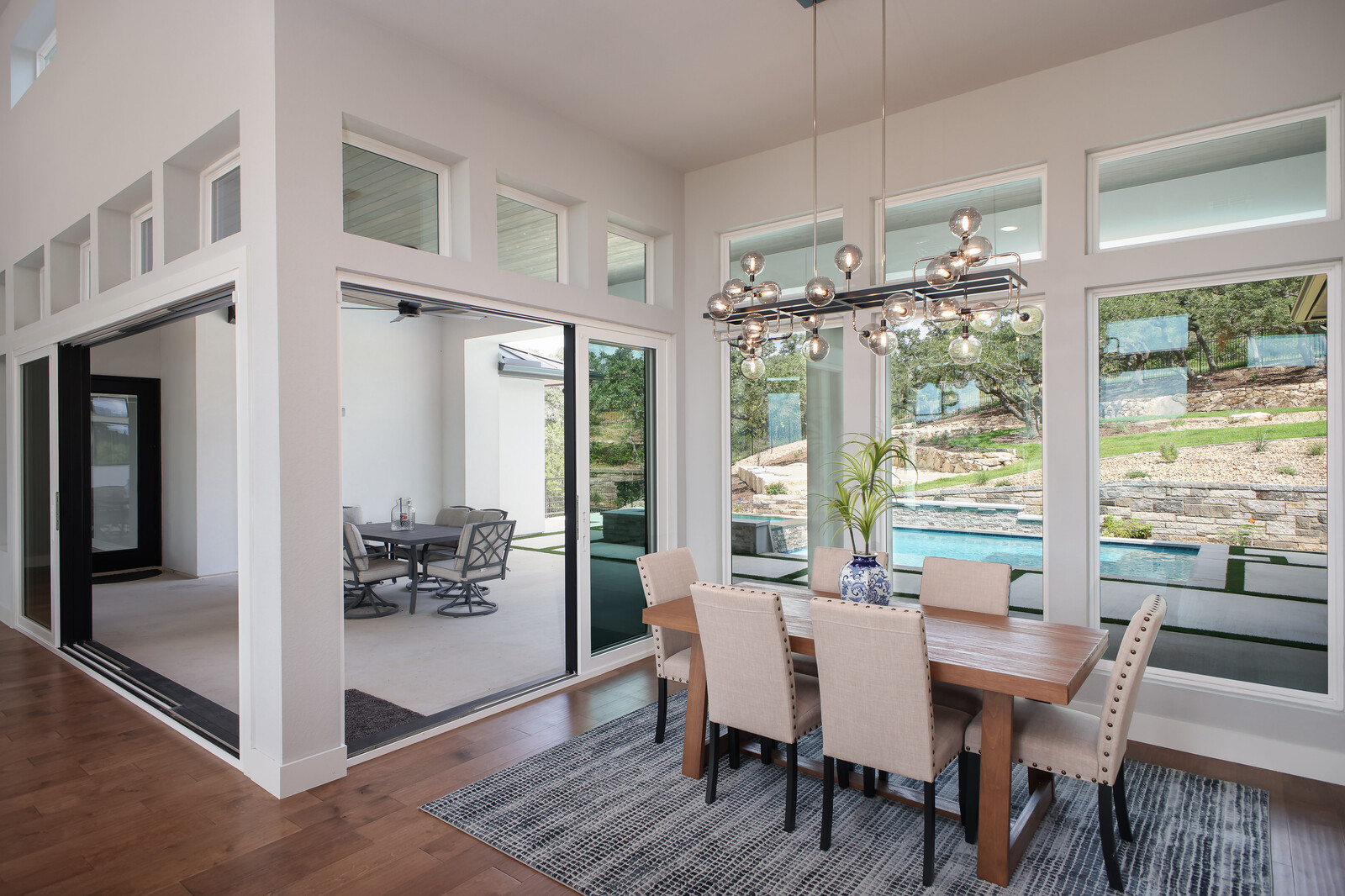 Modern: 4,950 ft², 4 BR/4 BA/2 ST home
