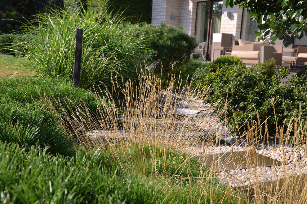 Современный сад в КП "Бенилюкс" вилла 2